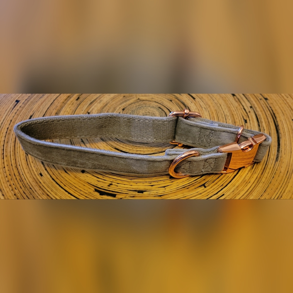 * Medium grey and rose gold collar